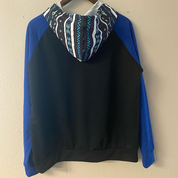 *Aztec design sweatshirt with blue sleeves - Picture 4 of 5